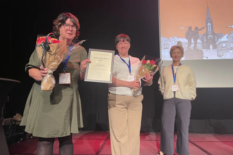 En gruppe mennesker som holder blomster