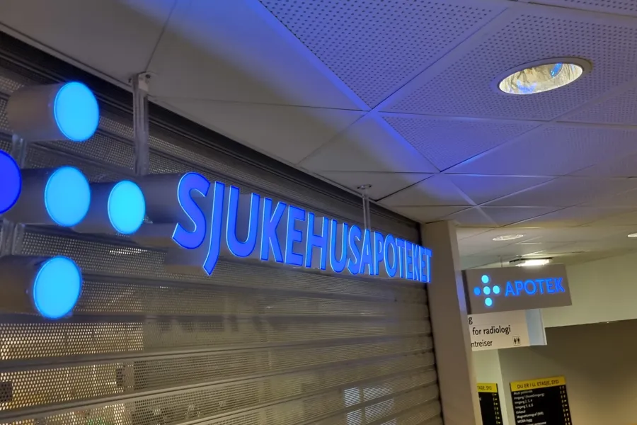 Et skilt med blått lys