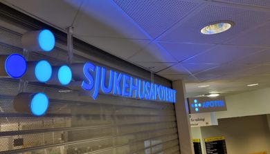 Et skilt med blått lys