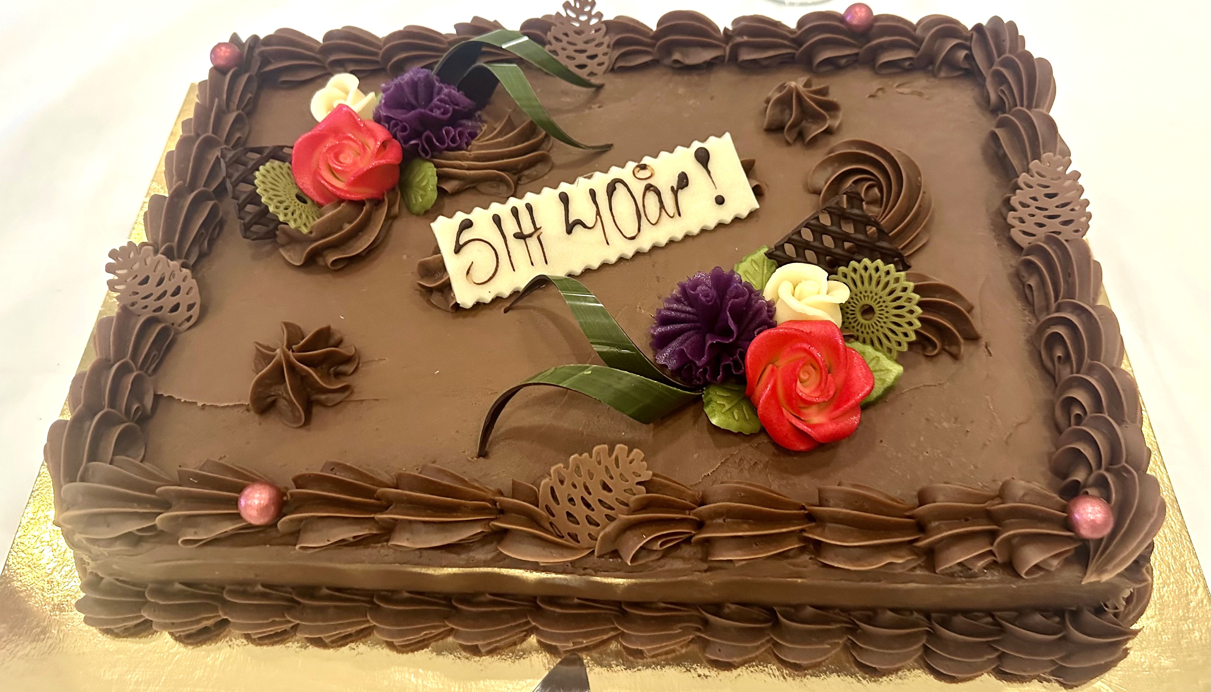 En kake med blomster på