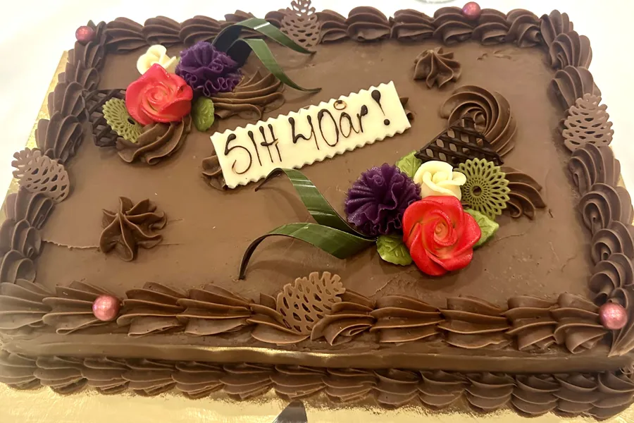 En kake med blomster på