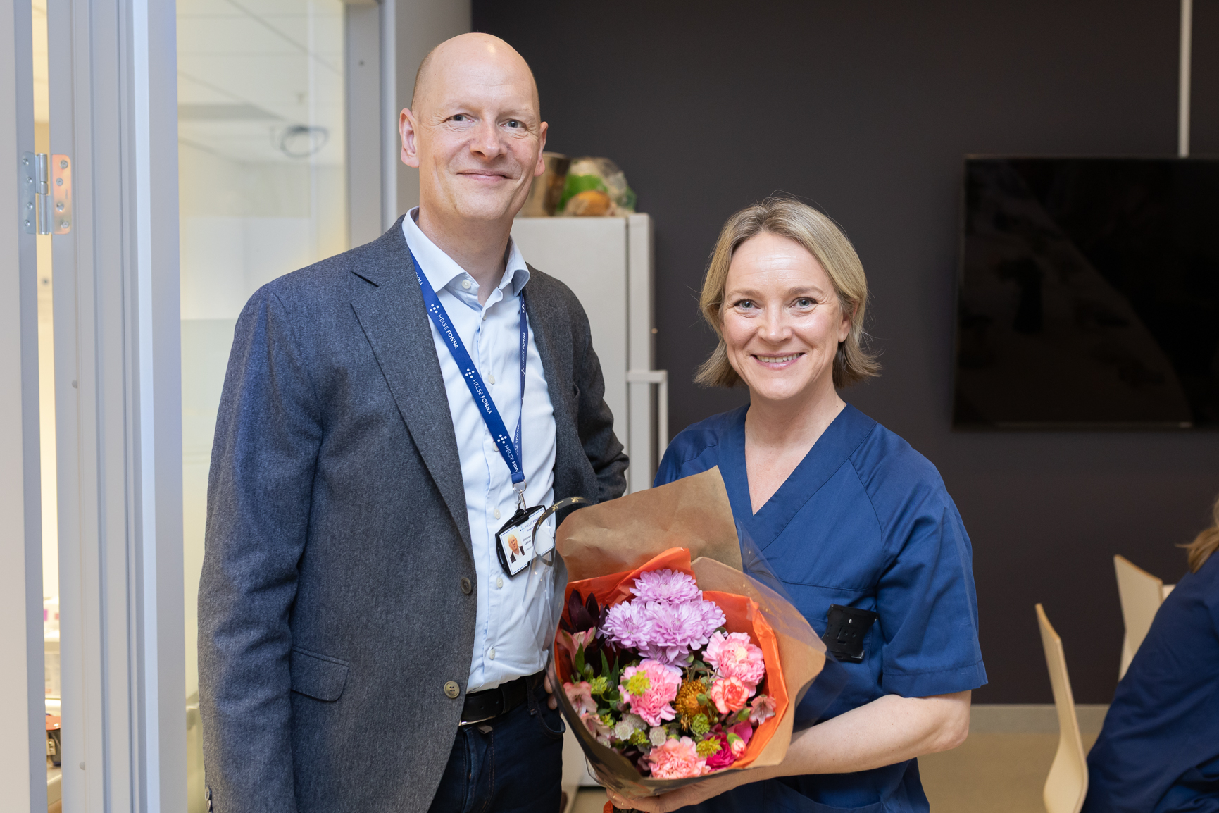 En mann og en kvinne som holder blomster