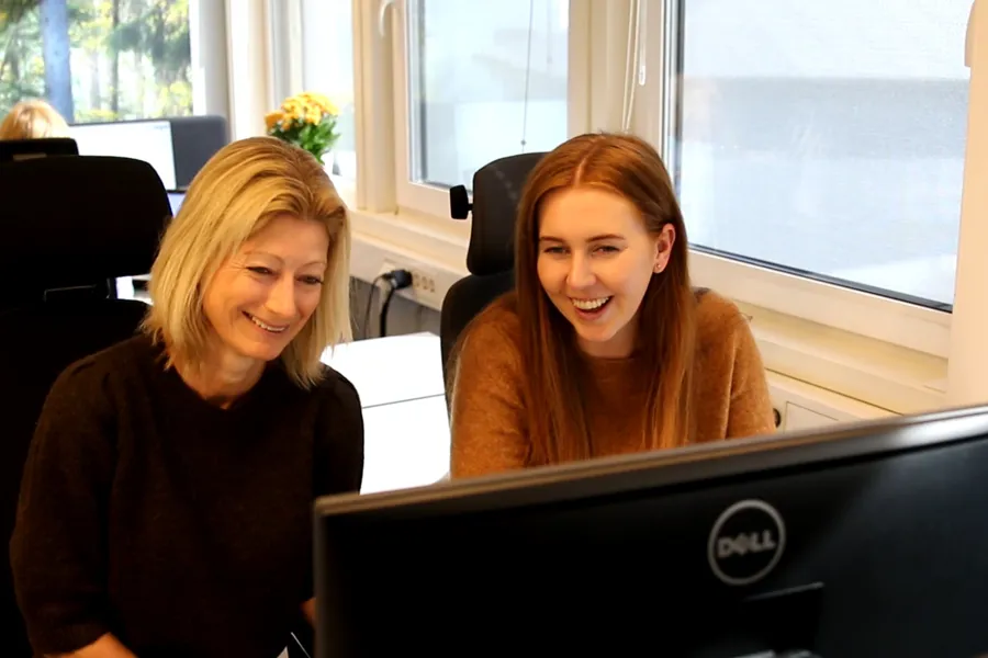 Linda sitter ved datamaskinen sin mens hun samarbeider med Maren