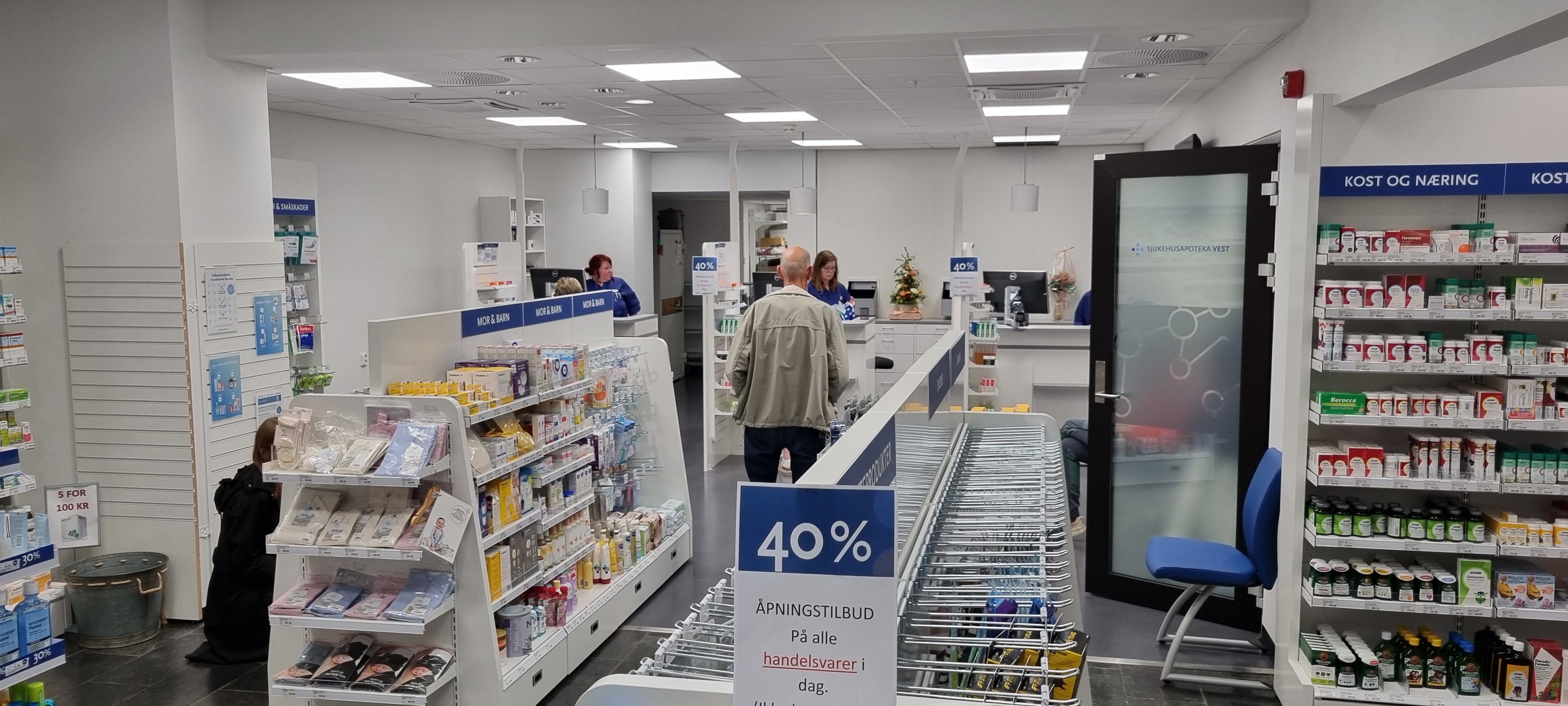 En butikk med hyller med produkter