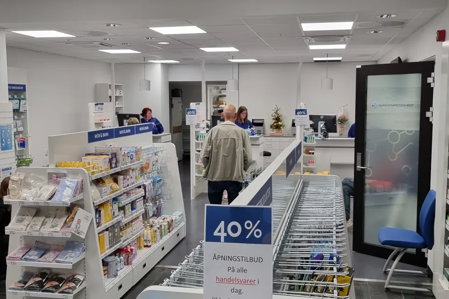 En butikk med hyller med produkter