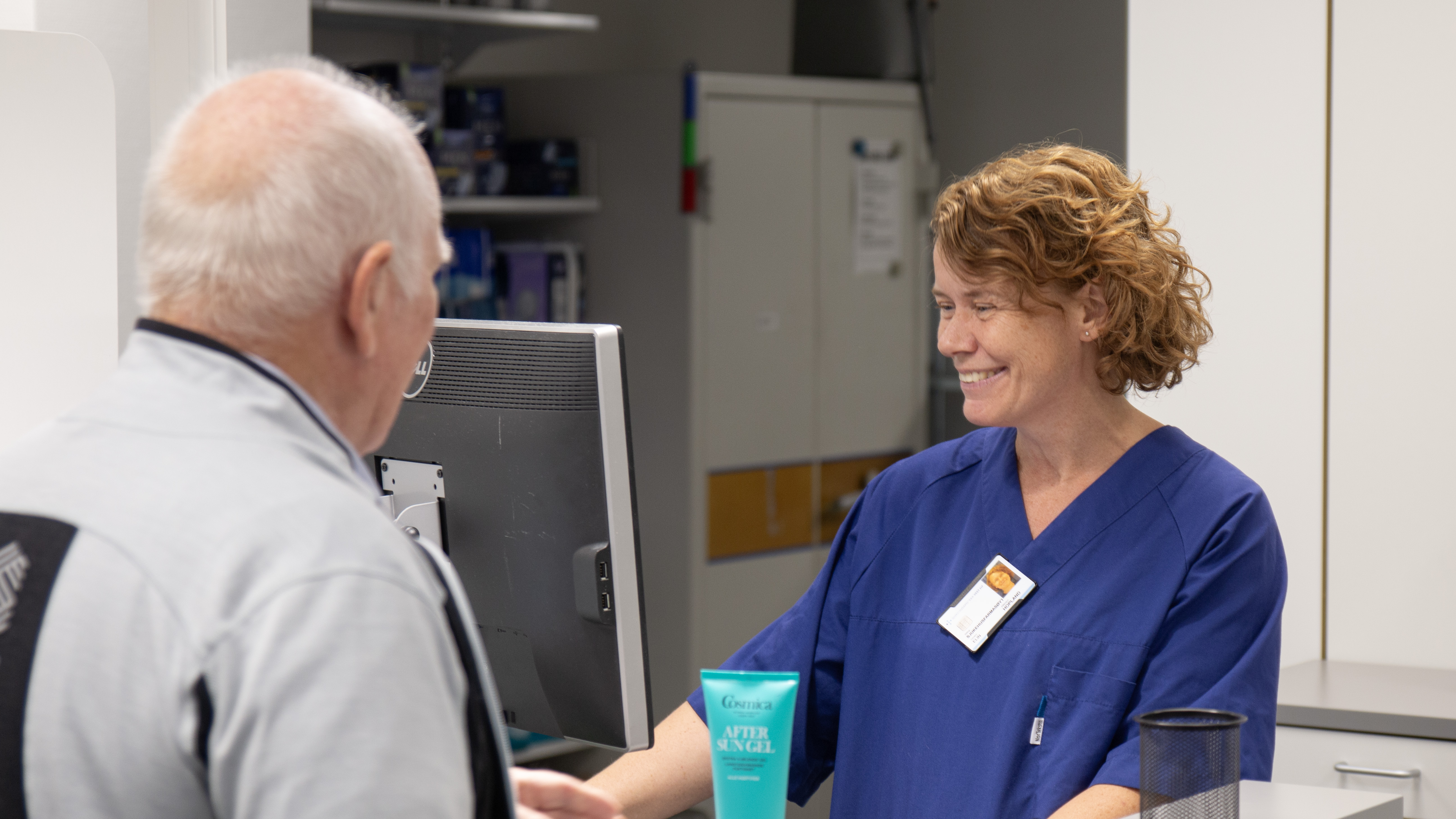 En kvinne og en mann som snakker