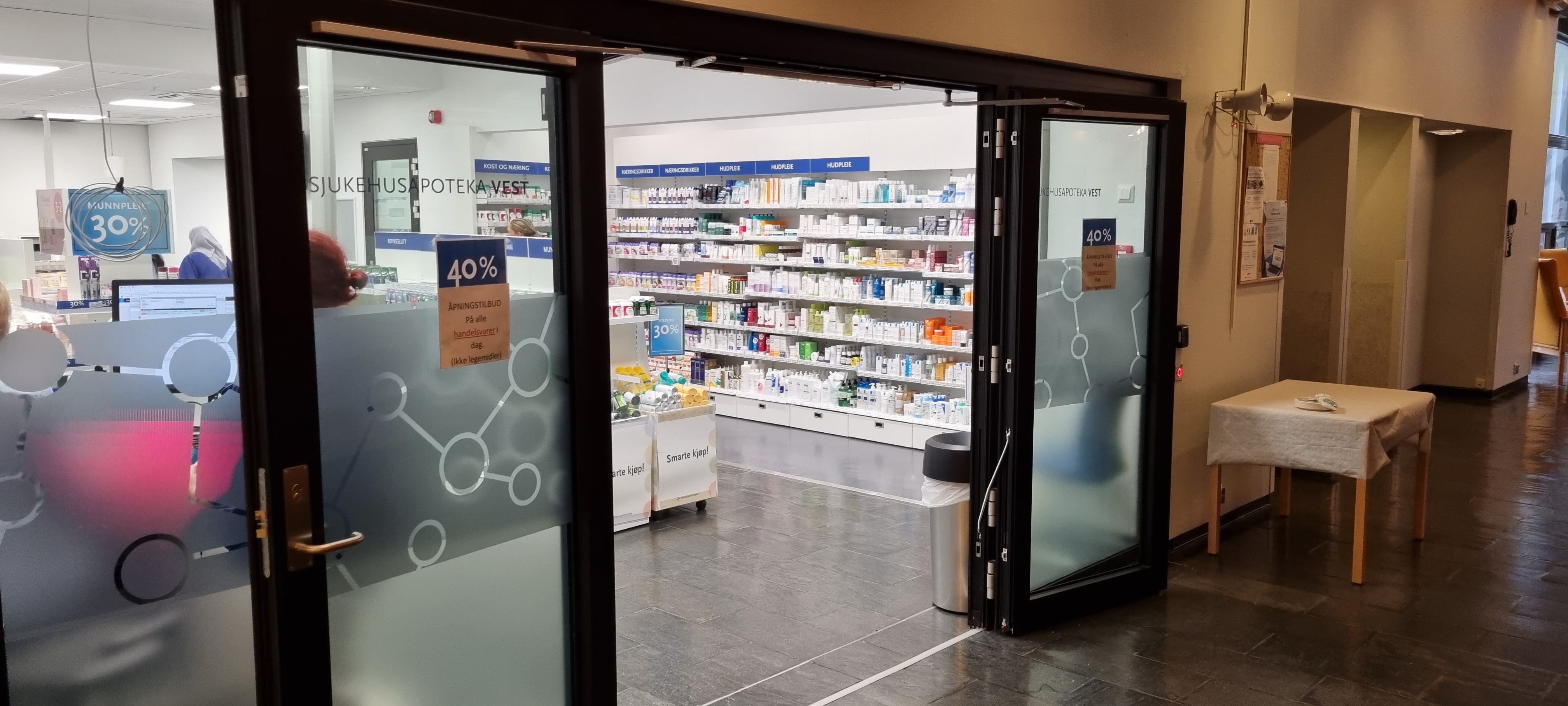 En glassdør i en bygning