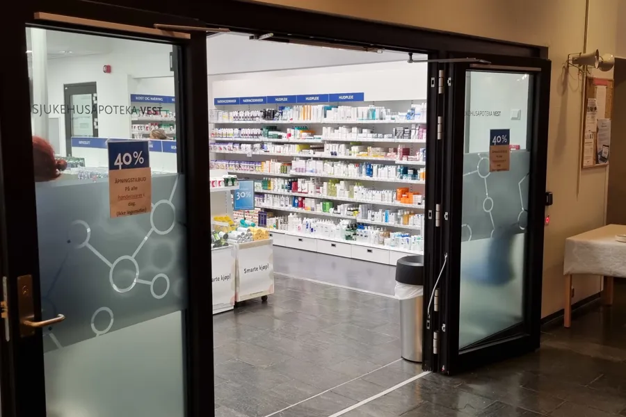 En glassdør i en bygning