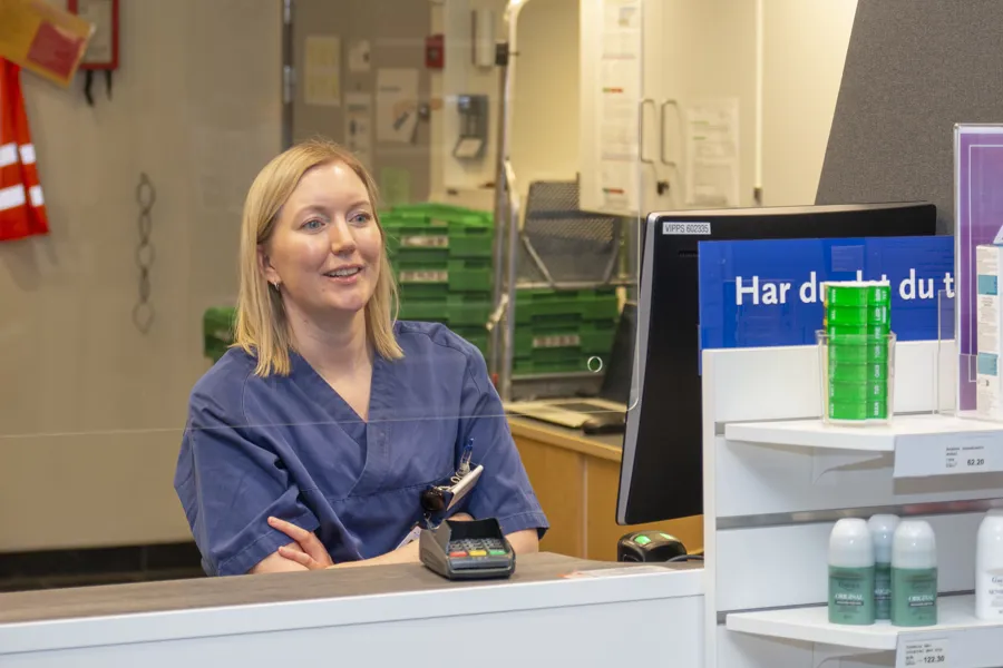 En person som sitter ved et skrivebord