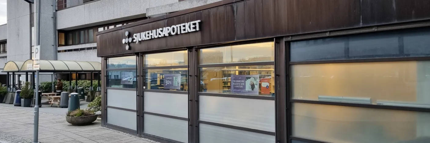 En bygning med vinduer og fortau