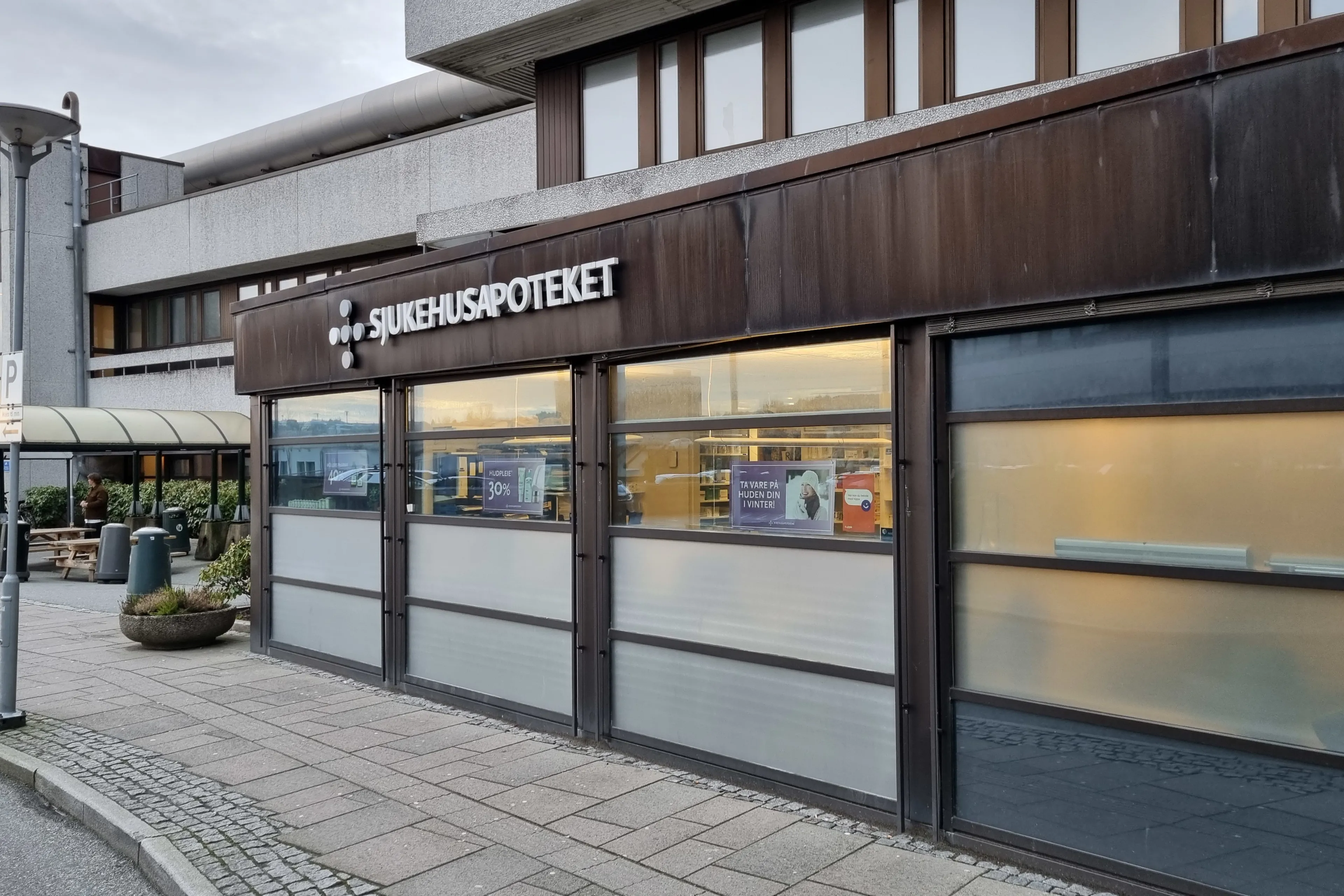 En bygning med vinduer og fortau