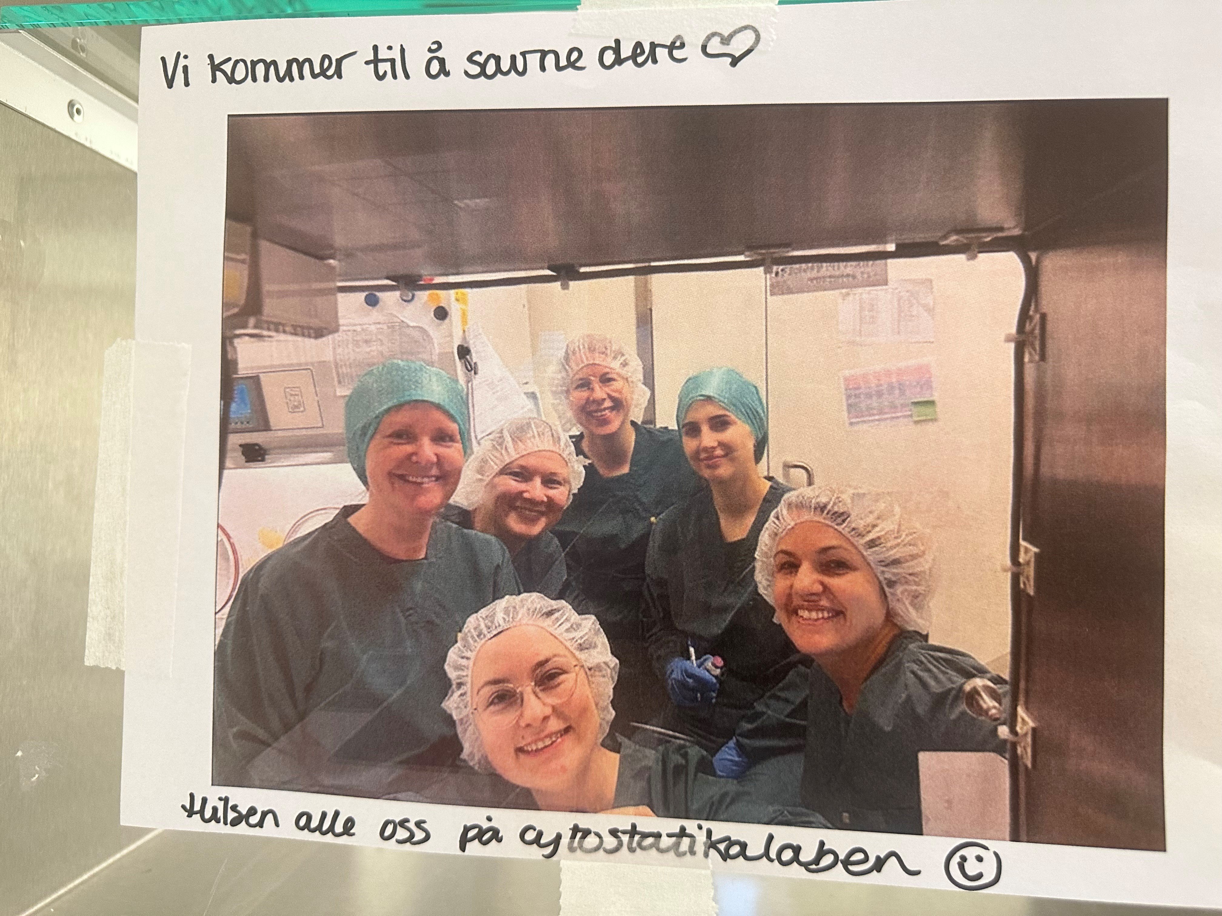 En gruppe personer i et rom