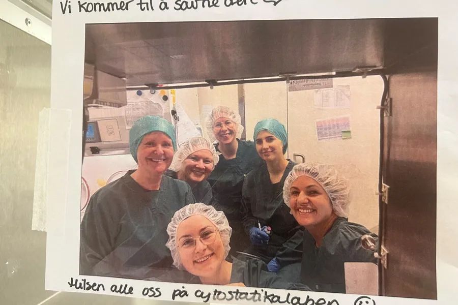 En gruppe personer i et rom