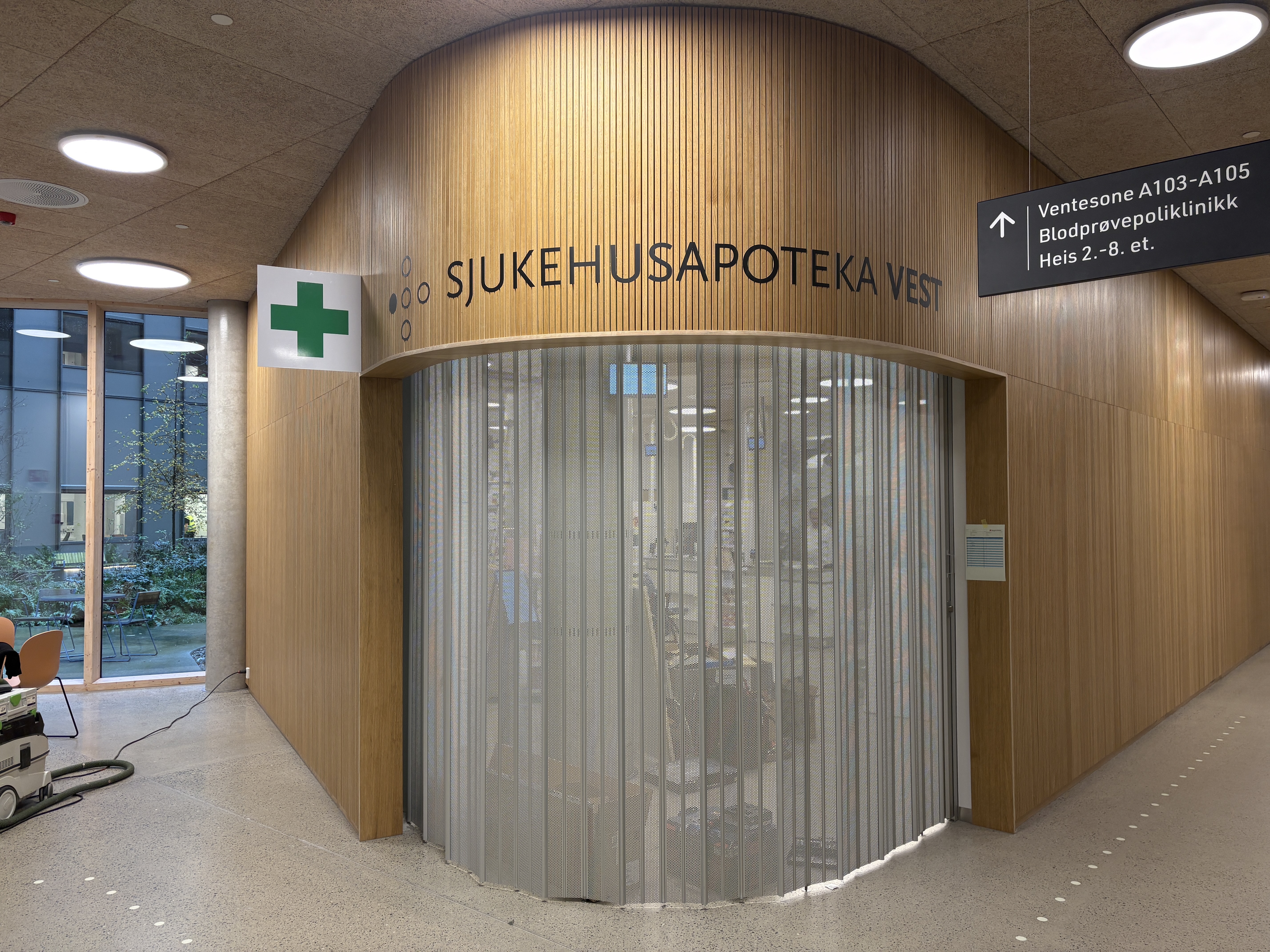 Bilde utenfor apoteket på Ullandhaug