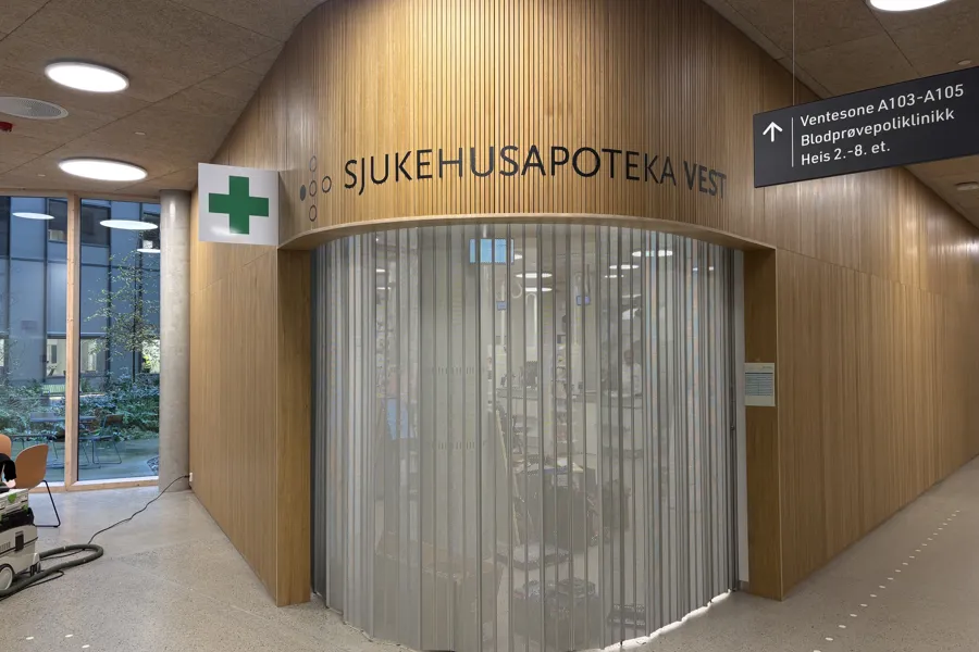 Bilde utenfor apoteket på Ullandhaug