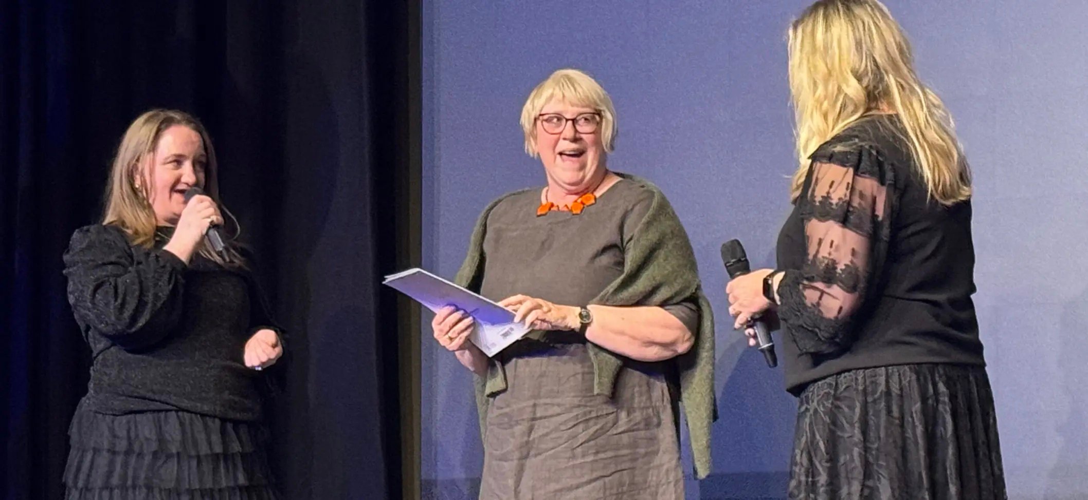 Grethe Kallekodt står på scenen og er veldig overrasket over å ha fått en pris