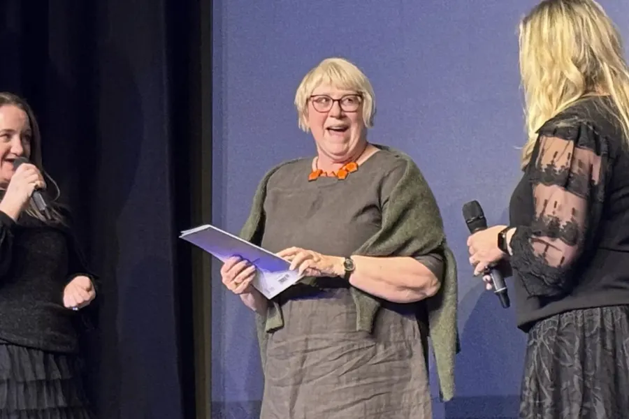 Grethe Kallekodt står på scenen og er veldig overrasket over å ha fått en pris