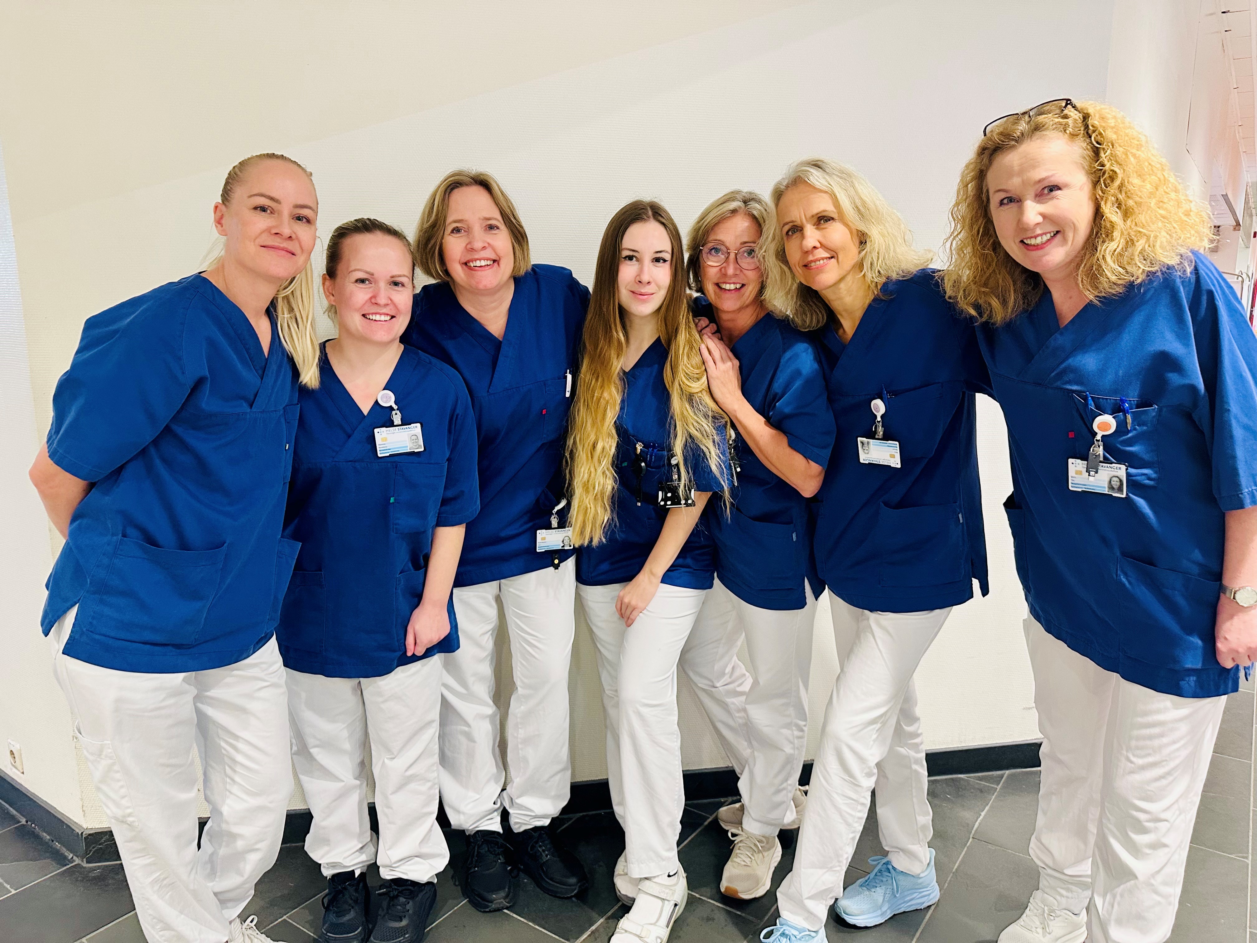 En gruppe kvinner i blå skjorter