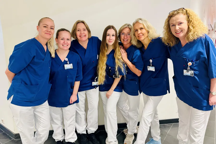 En gruppe kvinner i blå skjorter