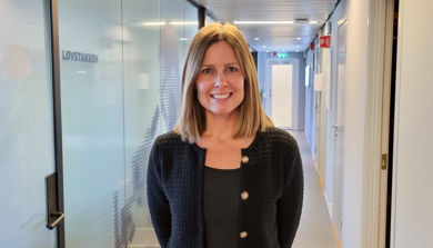 En kvinne som smiler i gangen